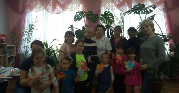 Для пацієнтів дитячої лікарні №1 провели майстер-клас з орігамі