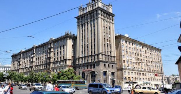 На частині площі Конституції тимчасово заборонять рух транспорту