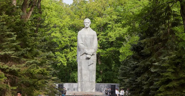 До весняних свят у Харкові впорядкують кладовища і меморіали