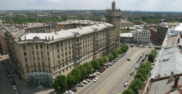 На Будинку зі шпилем демонтують аварійні декоративні елементи 