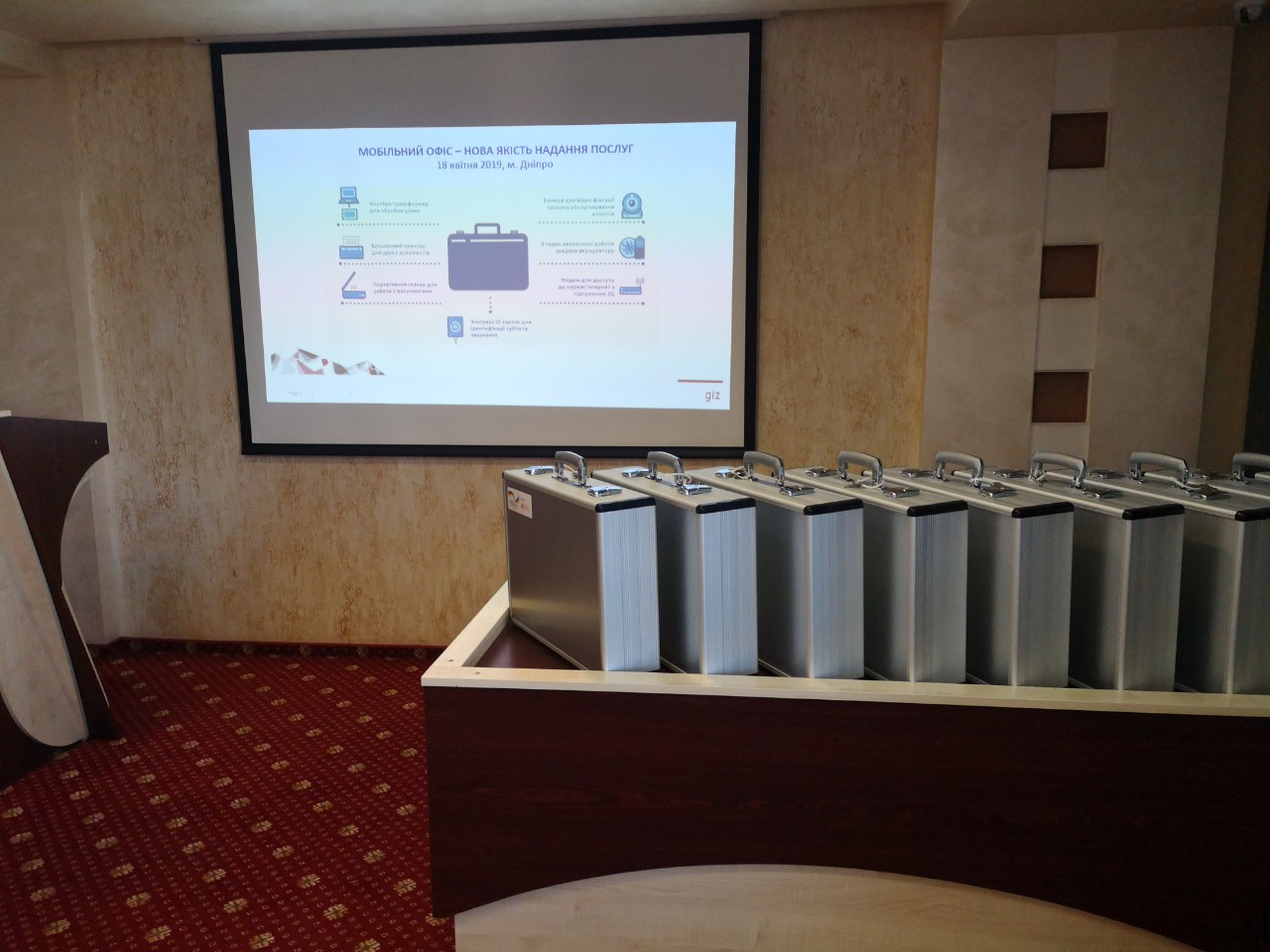 Харків отримав мобільні кейси для надання адмінпослуг на дому