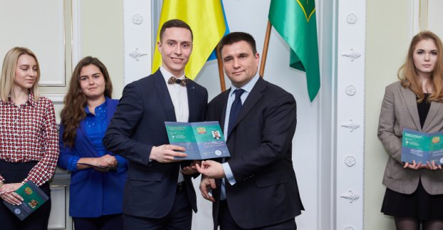 Павло Клімкін вручив сертифікати слухачам Школи молодого дипломата