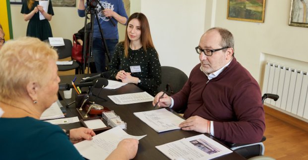 Геннадій Кернес провів особистий прийом у школі імені Рєпіна