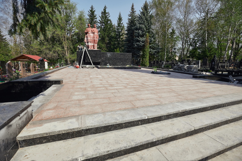 У Харкові впорядковують братські поховання
