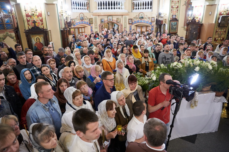 Геннадій Кернес передав частки Благодатного вогню в храми Харкова