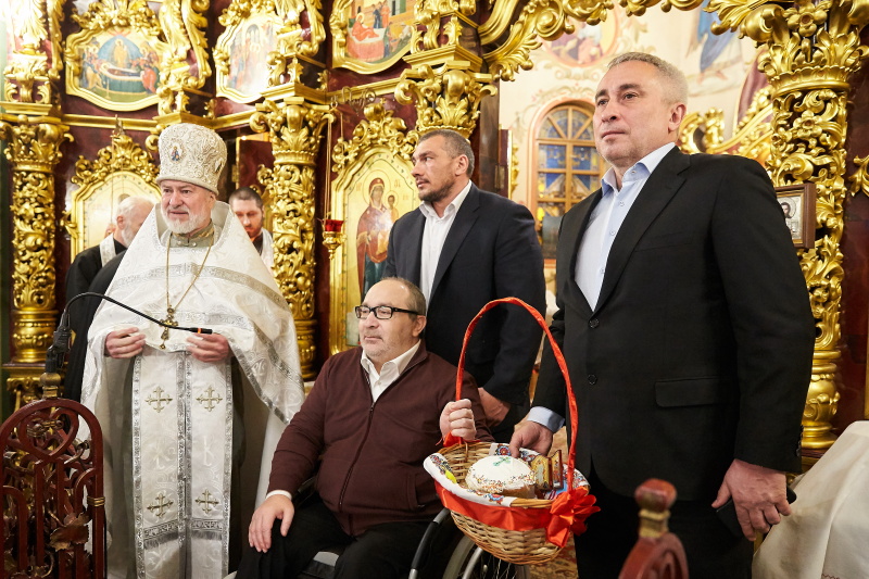 Геннадій Кернес передав частки Благодатного вогню в храми Харкова