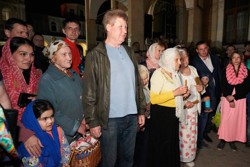 Геннадій Кернес передав частки Благодатного вогню в храми Харкова