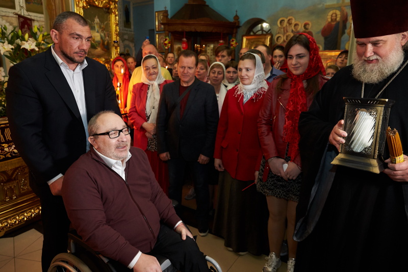 Геннадій Кернес передав частки Благодатного вогню в храми Харкова