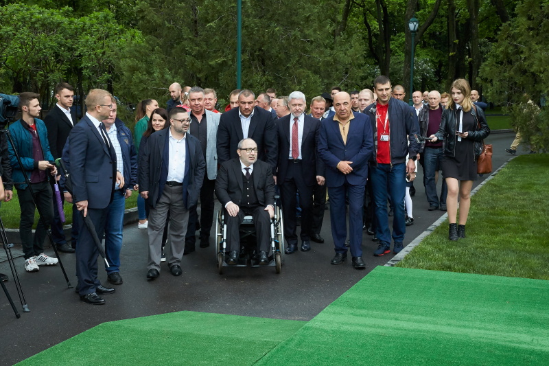 Геннадій Кернес та Олександр Гвоздик висадили дуби в саду Шевченка