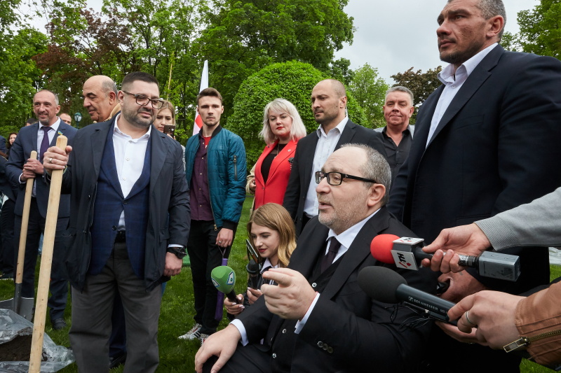 Геннадій Кернес та Олександр Гвоздик висадили дуби в саду Шевченка
