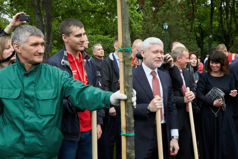 Геннадій Кернес та Олександр Гвоздик висадили дуби в саду Шевченка