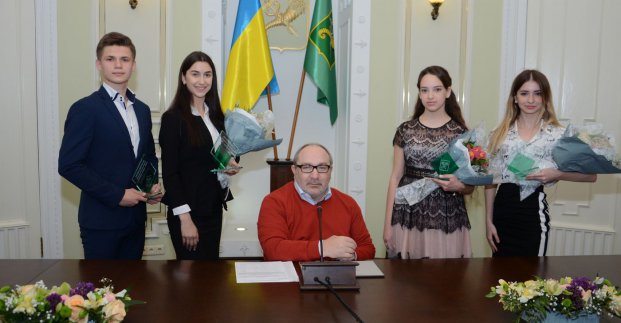 Геннадій Кернес нагородив кращих учнів міста