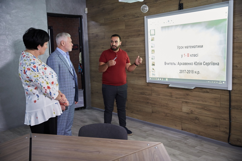 У харківських школах встановлять мультимедійні панелі
