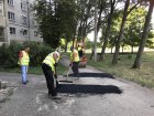 У районі ХТЗ впорядковують пішохідні доріжки у дворах