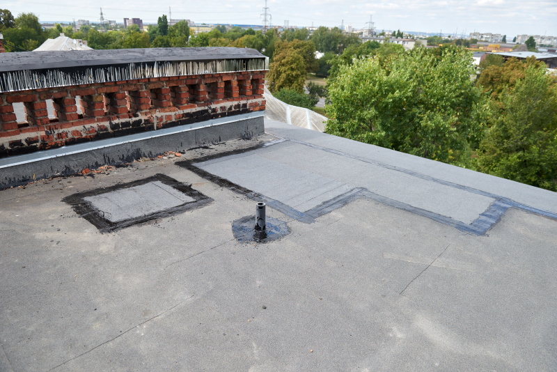 У Немишлянському районі ремонтують покрівлю житлових будинків