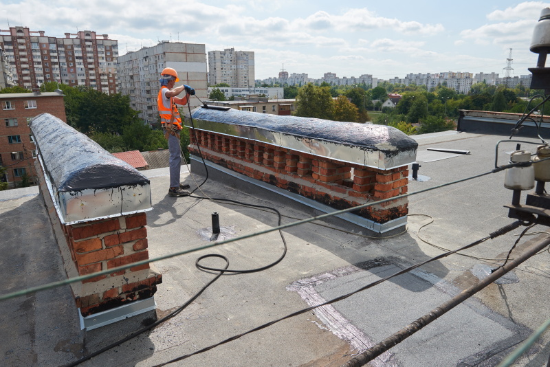 У Немишлянському районі ремонтують покрівлю житлових будинків