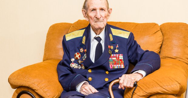 Героя війни Михайла Карпєєва привітали з Днем визволення Харкова