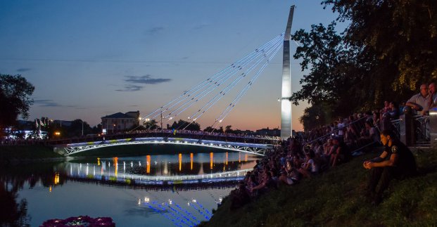 Міст у сквері «Стрілка» прикрасили новою світловою ілюмінацією