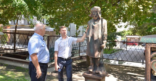 У дворі Будинку зі шпилем встановили пам'ятник двірникові