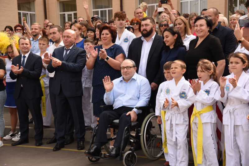 Геннадій Кернес відкрив два нових шкільних стадіони