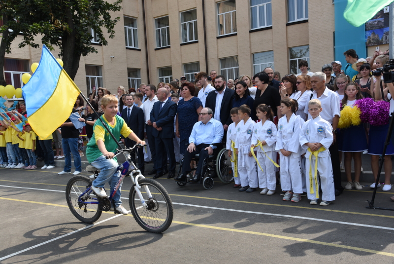 Геннадій Кернес відкрив два нових шкільних стадіони