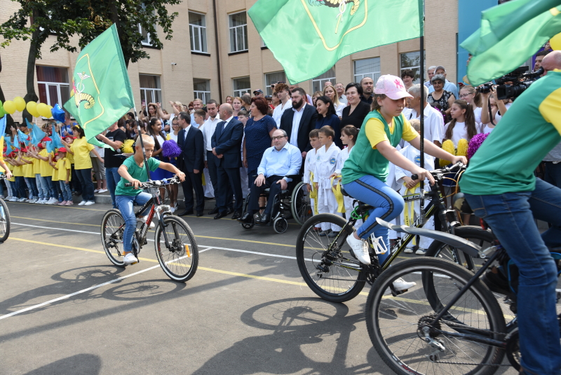 Геннадій Кернес відкрив два нових шкільних стадіони