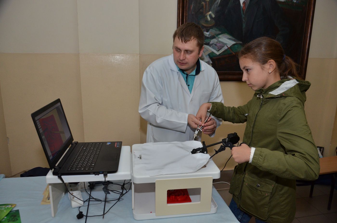 У медуніверситеті вчили мити руки та видаляти зуби