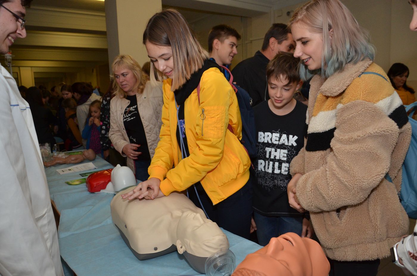 У медуніверситеті вчили мити руки та видаляти зуби