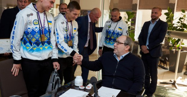 Геннадій Кернес зустрівся з чемпіонами світу з тайського боксу
