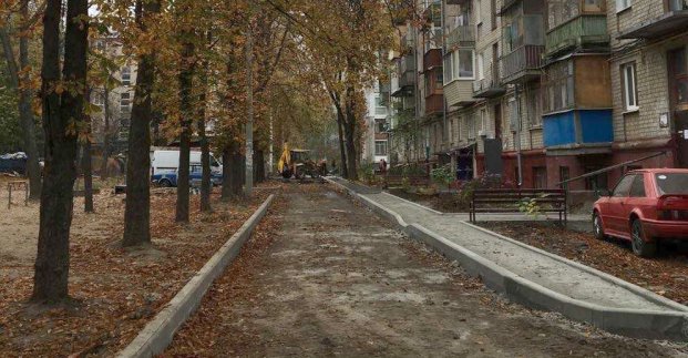 У Шевченківському районі капітально ремонтують внутрішньоквартальні дороги