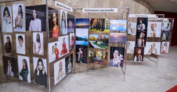 В оперному відкрилася фотовиставка учасників проєкту «Харків - місто талантів»