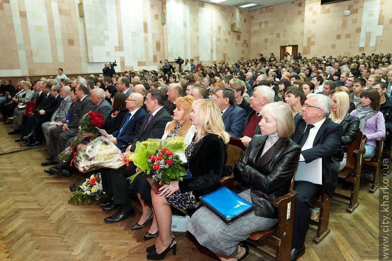 Геннадій Кернес привітав Харківський будівельний з новим статусом