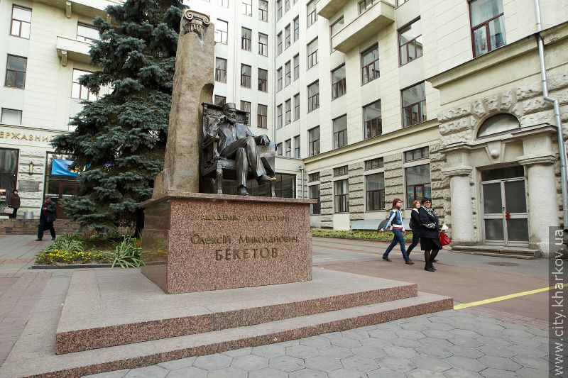 Геннадій Кернес привітав Харківський будівельний з новим статусом