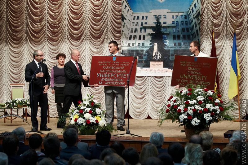Геннадій Кернес привітав Харківський будівельний з новим статусом
