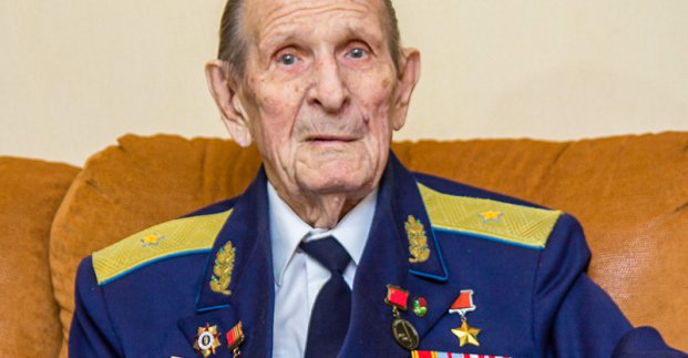 Геннадій Кернес вітає з днем народження легенду авіації Михайла Карпєєва