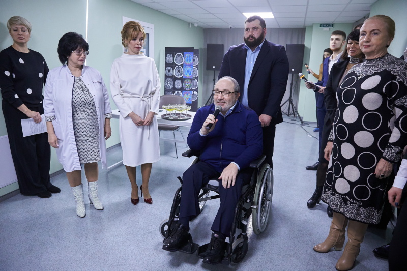 Геннадій Кернес відкрив діагностичний центр з МРТ останнього зразка