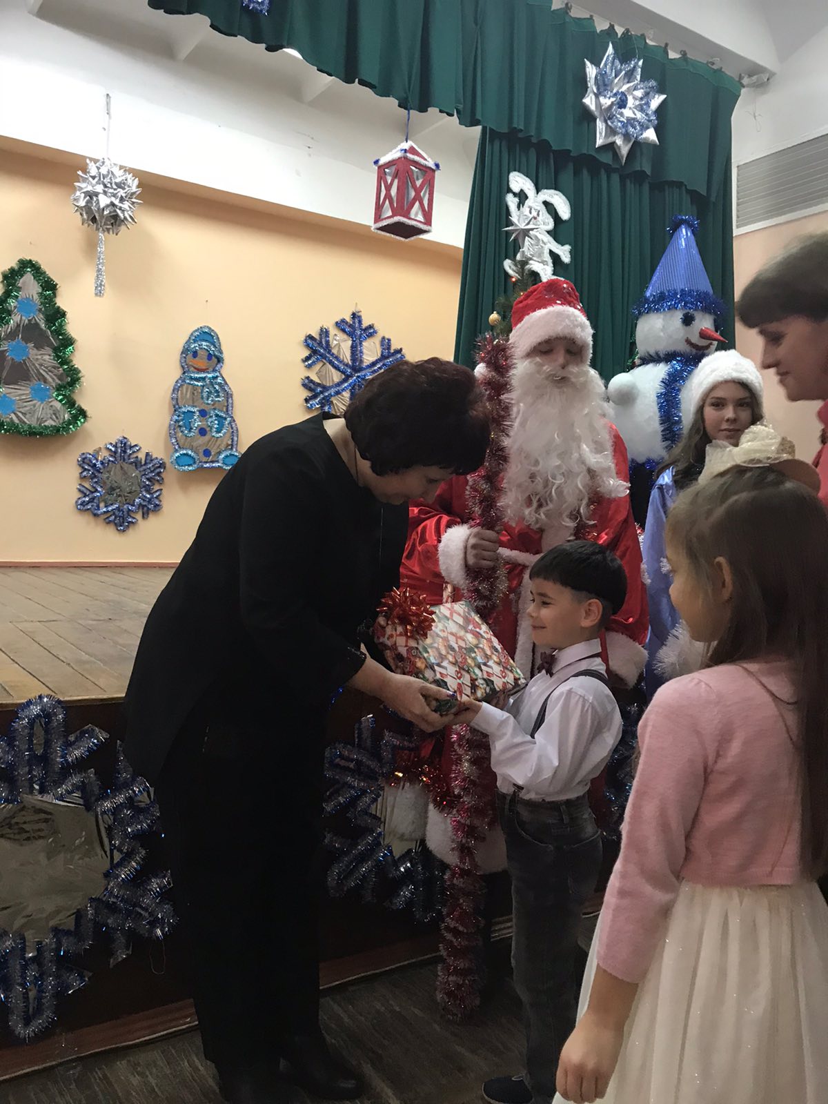 У школах і дитячих садках Індустріального району проходять новорічні свята