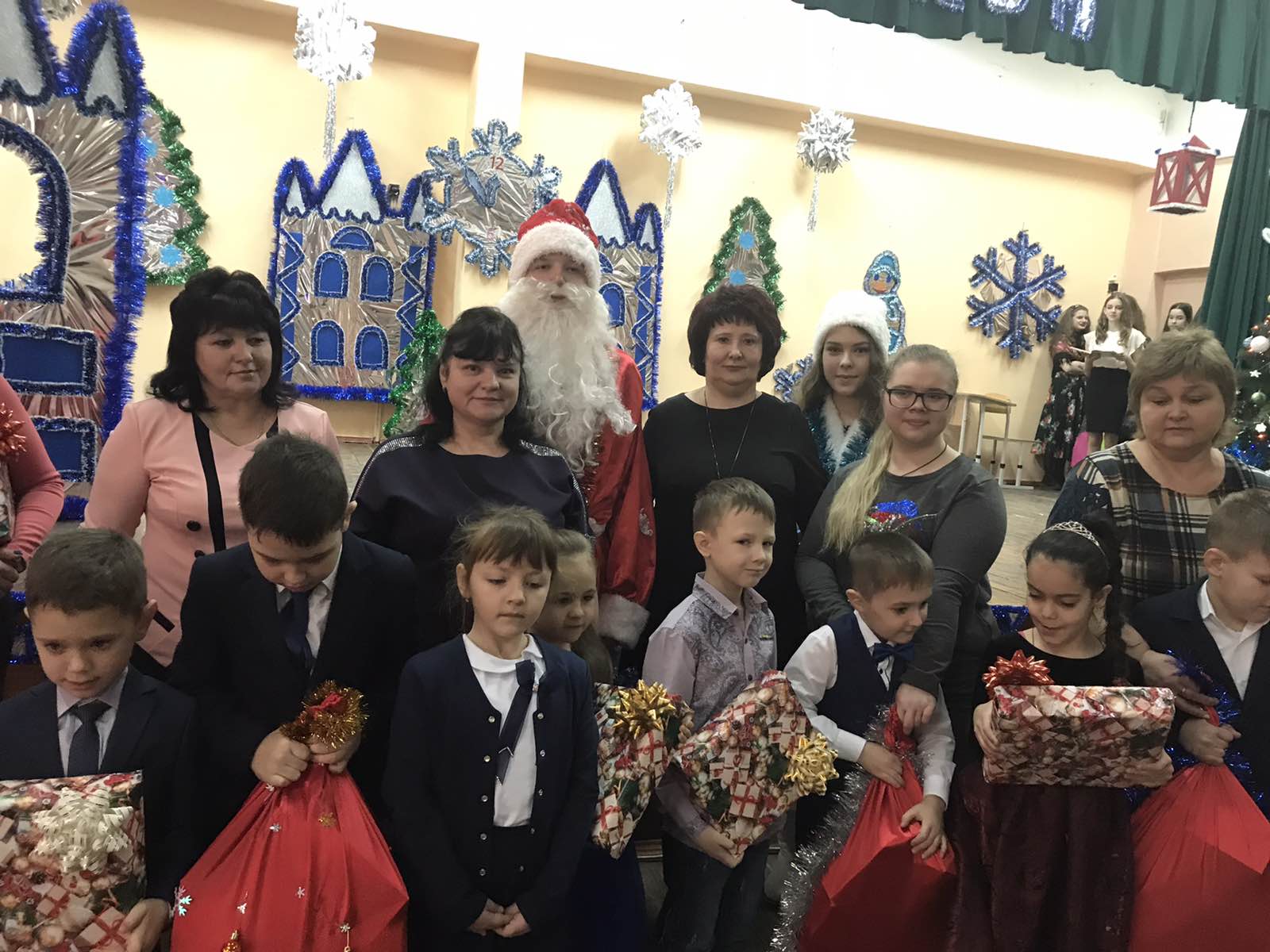 У школах і дитячих садках Індустріального району проходять новорічні свята