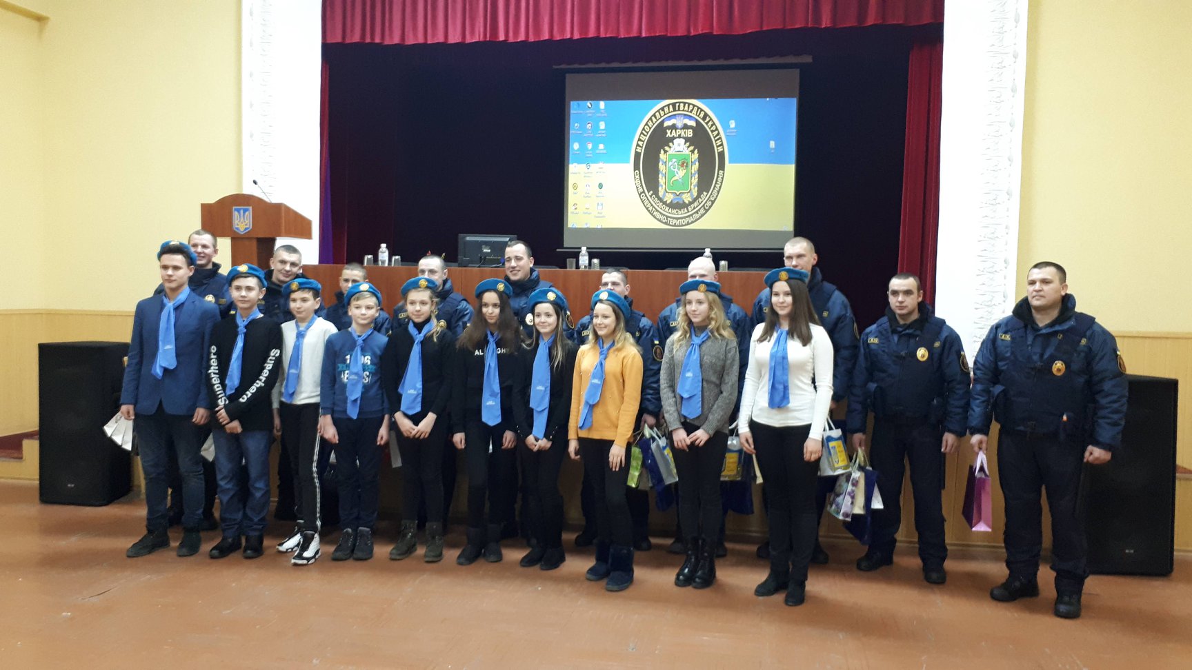 Школярі-миротворці Індустріального району привітали з Новим роком військових 