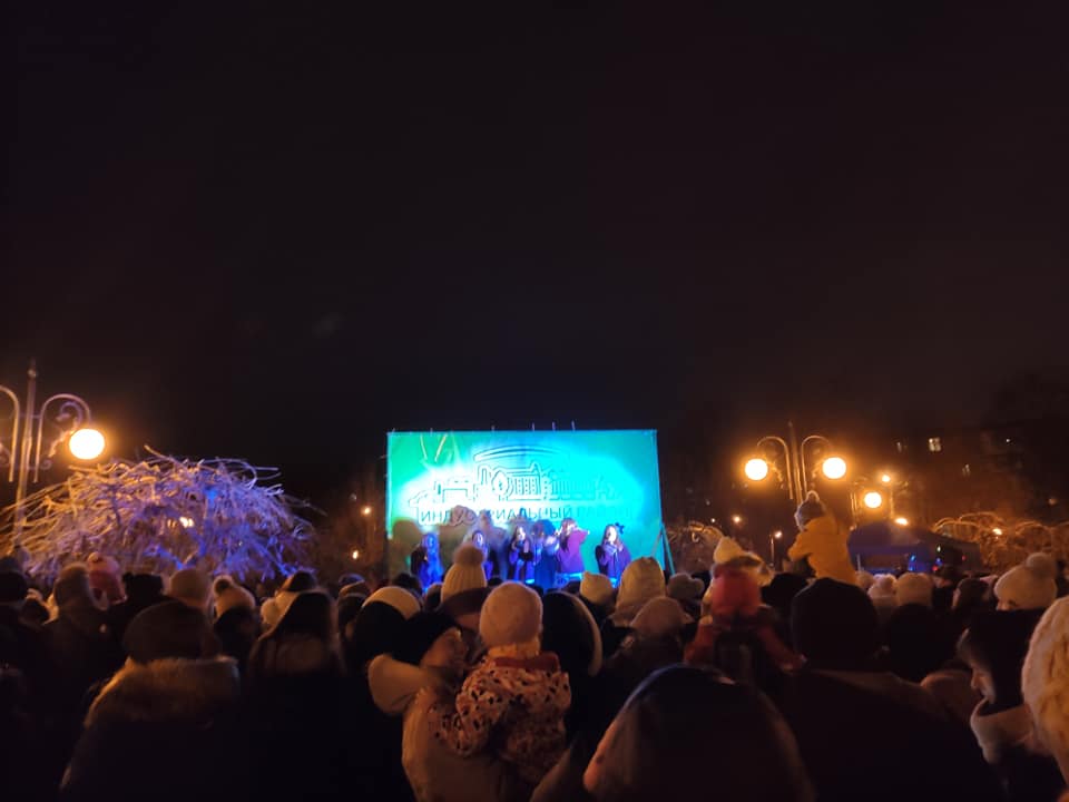 В Індустріальному районі відкрили ялинку і провели конкурс новорічних поробок  