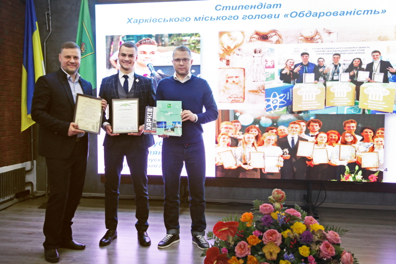 Школярам Шевченківського району вручили сертифікати стипендіатів міського голови