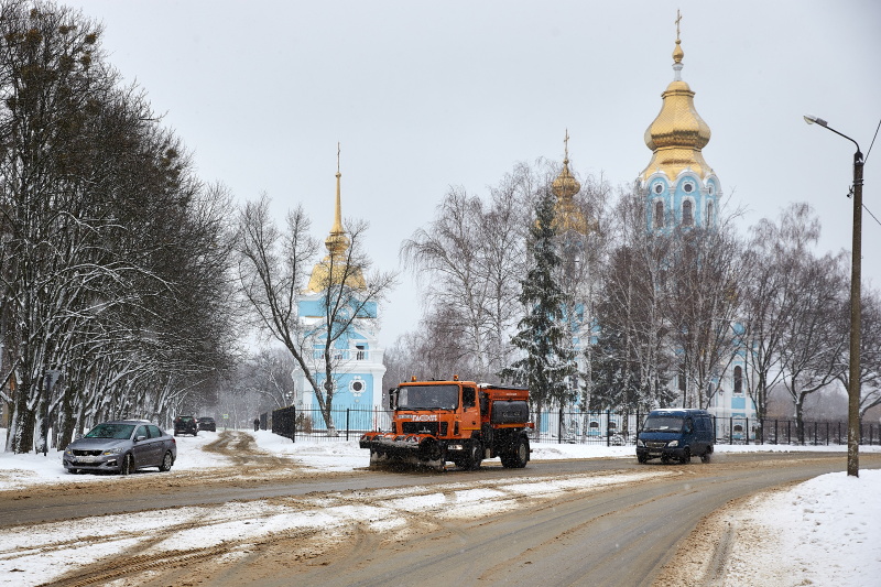 Харків чистять від снігу у дві зміни