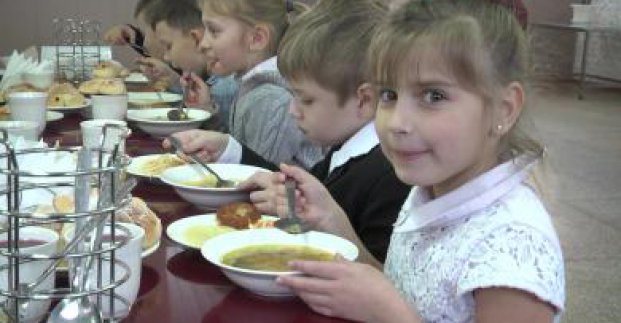 Місто продовжує забезпечувати школярів безкоштовним харчуванням