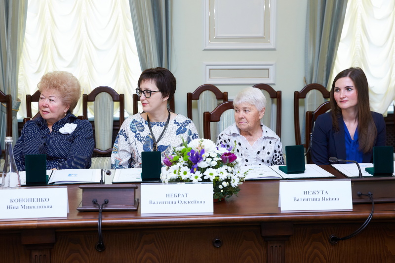 Геннадій Кернес привітав жінок із Міжнародним жіночим днем