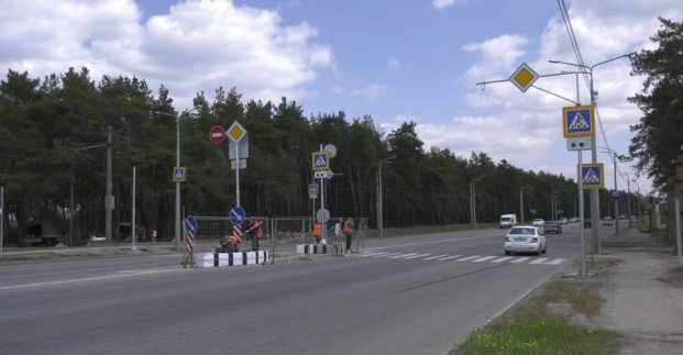 На вулиці Героїв Праці, в районі гідропарку, встановлюють новий світлофор