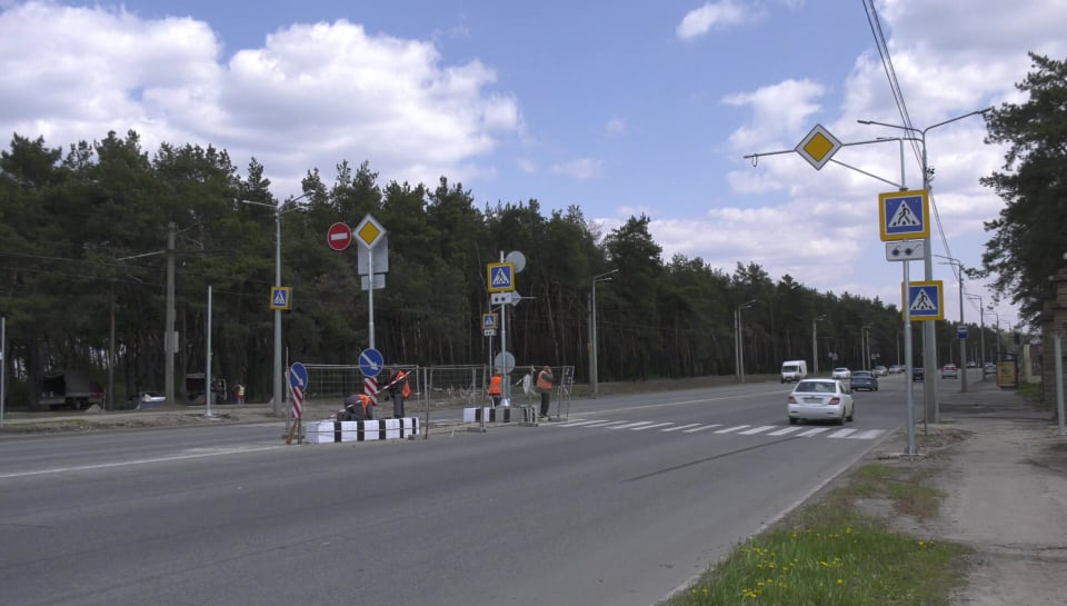 На вулиці Героїв Праці, в районі гідропарку, встановлюють новий світлофор