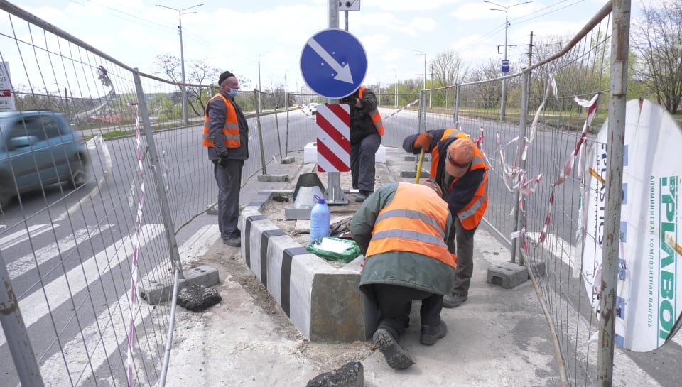 На вулиці Героїв Праці, в районі гідропарку, встановлюють новий світлофор