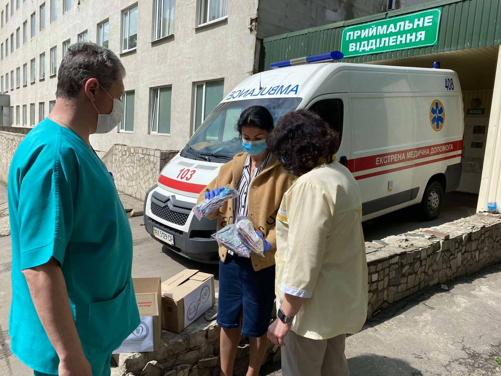 Батьківська рада передала лікарням захисні маски