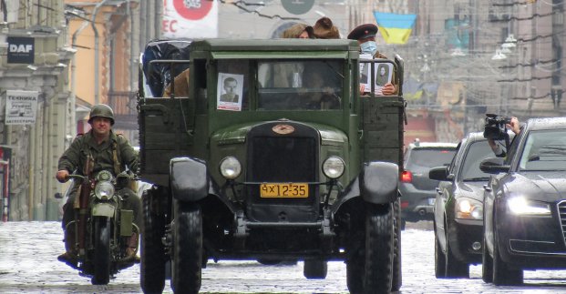 Клуб «Самоходъ» влаштував автопробіг містом з піснями воєнних років