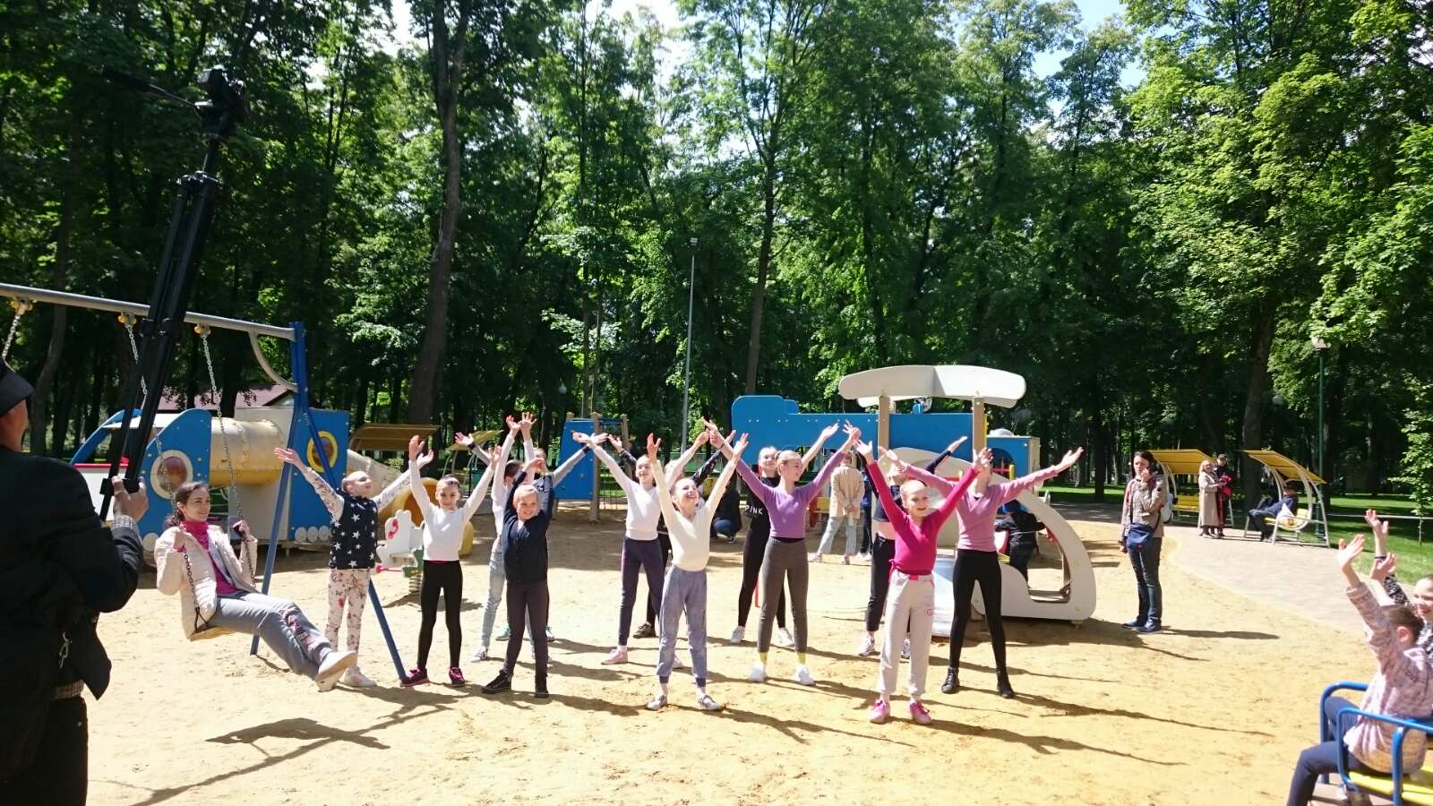Вихованці хореографічної школи презентували флешмоб до Дня захисту дітей